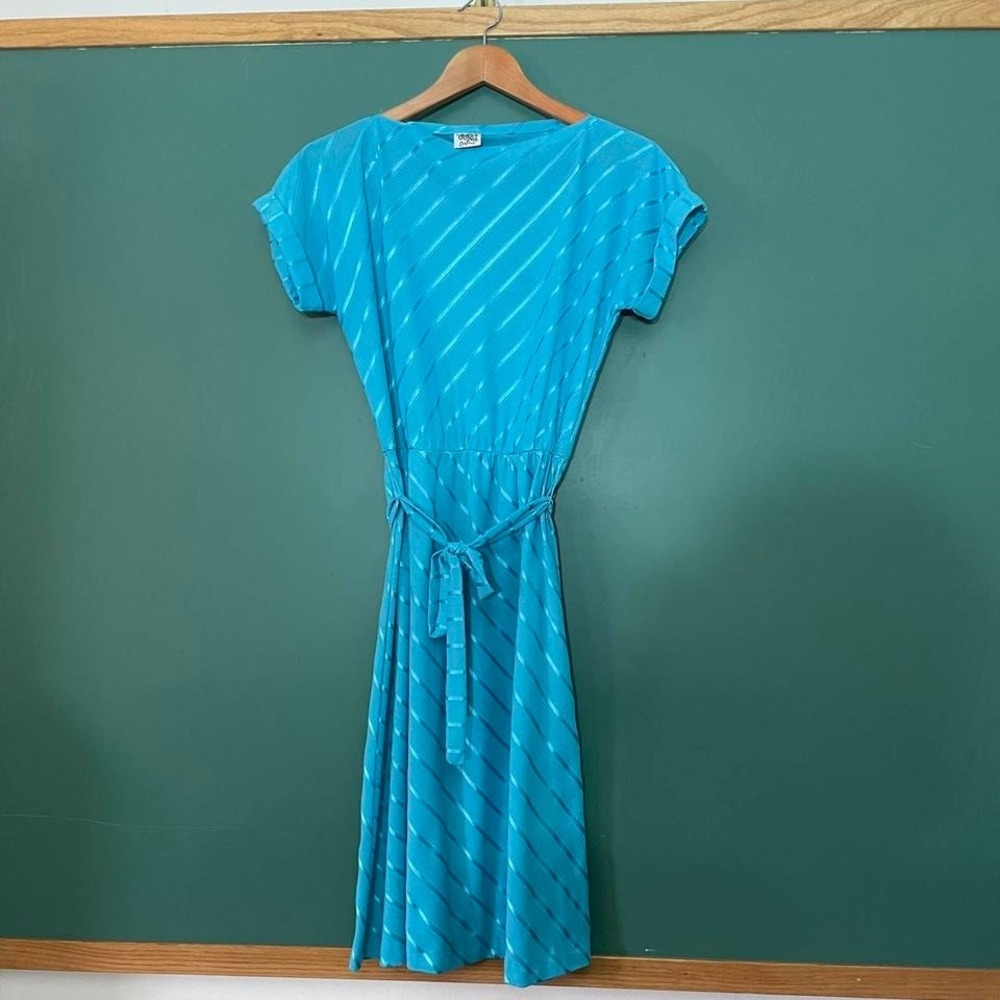 Vintage 1980s dress with tie waist, cap sleeves, and boat neck